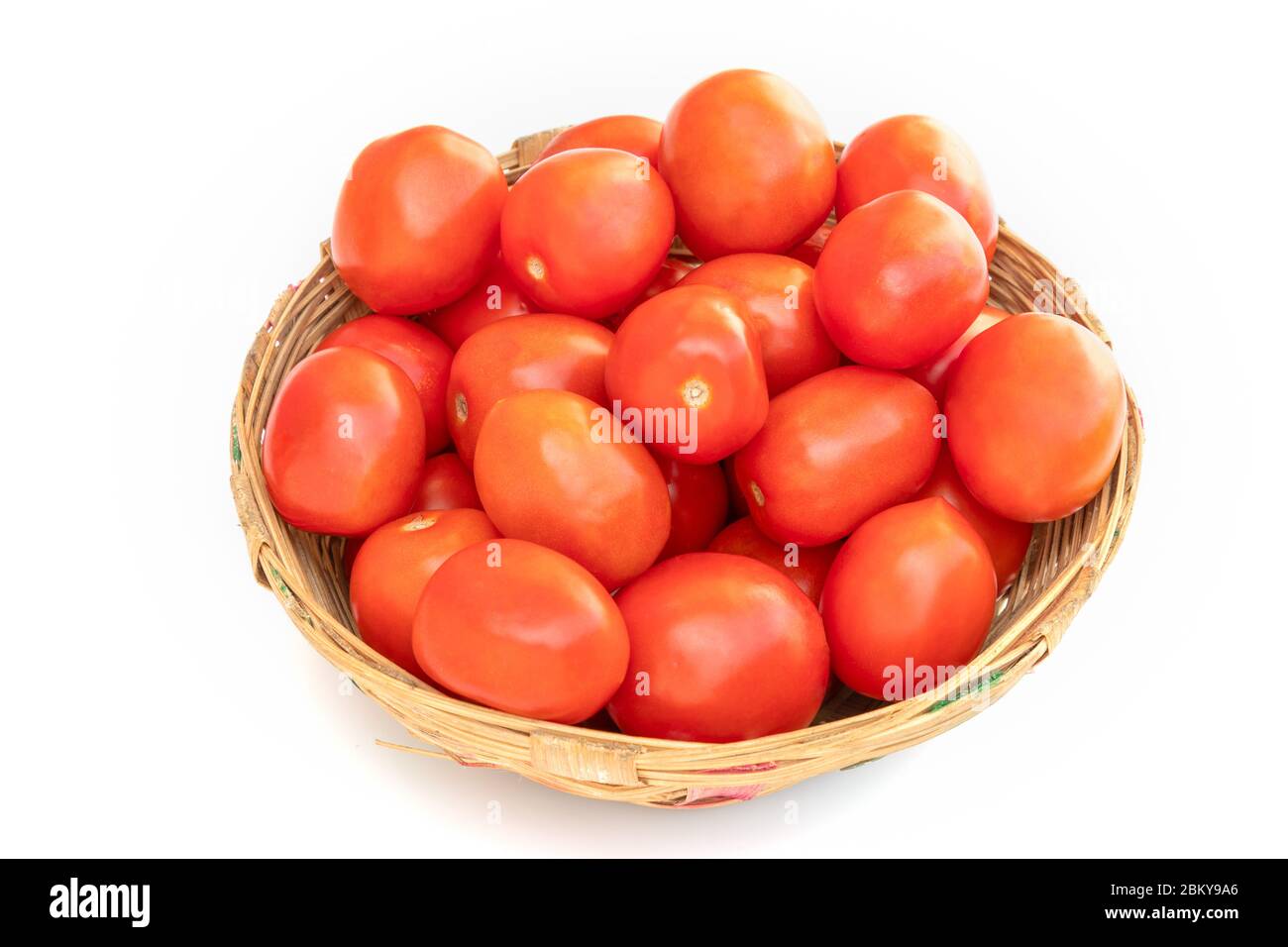 Tomate isolée sur fond blanc, gros plan Banque D'Images