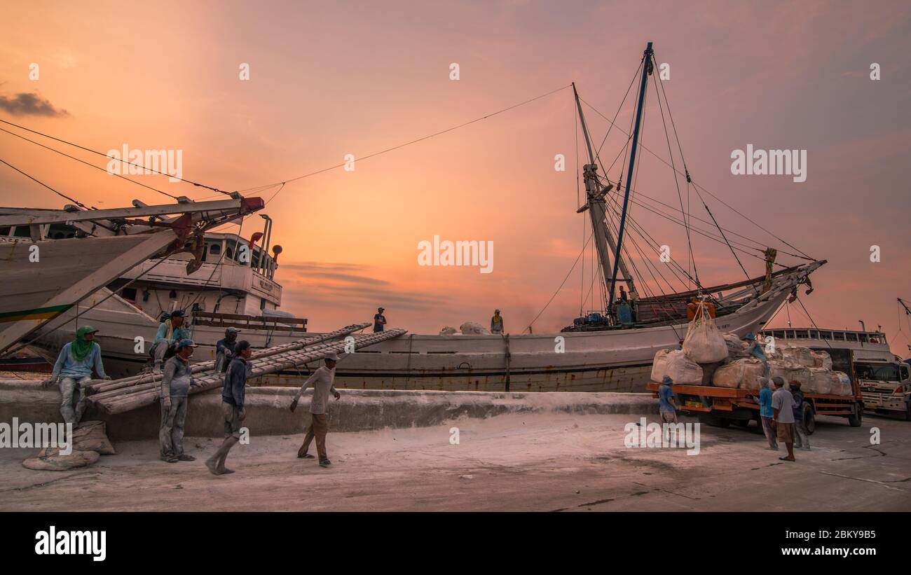 Stevedore au port de Sunda Kelapa, Jakarta Banque D'Images