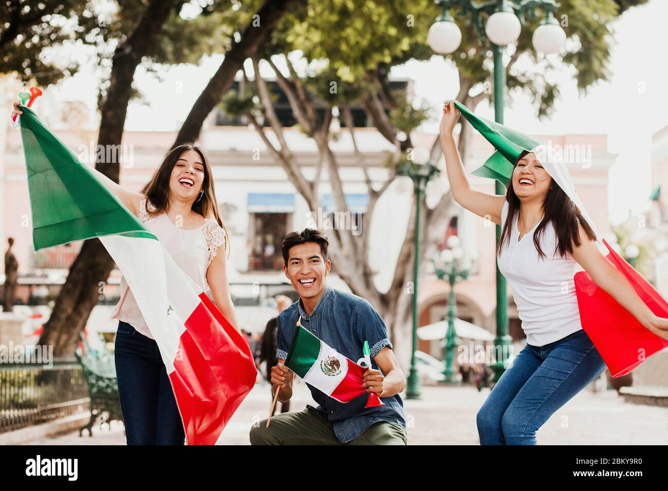 Les Mexicains applaudissent avec le drapeau du Mexique, Viva Mexico le jour de l'indépendance mexicaine Banque D'Images