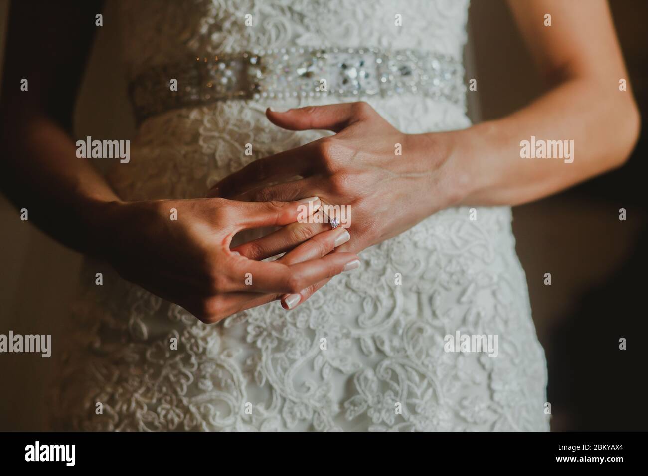 mains de la mariée avec des anneaux de mariage le jour du mariage Banque D'Images