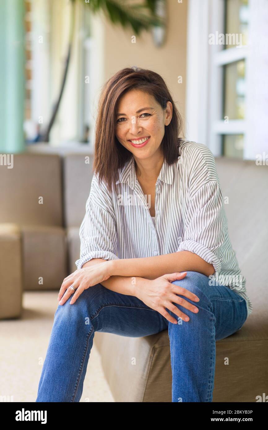 Portrait d'une belle femme asiatique confiante. Banque D'Images