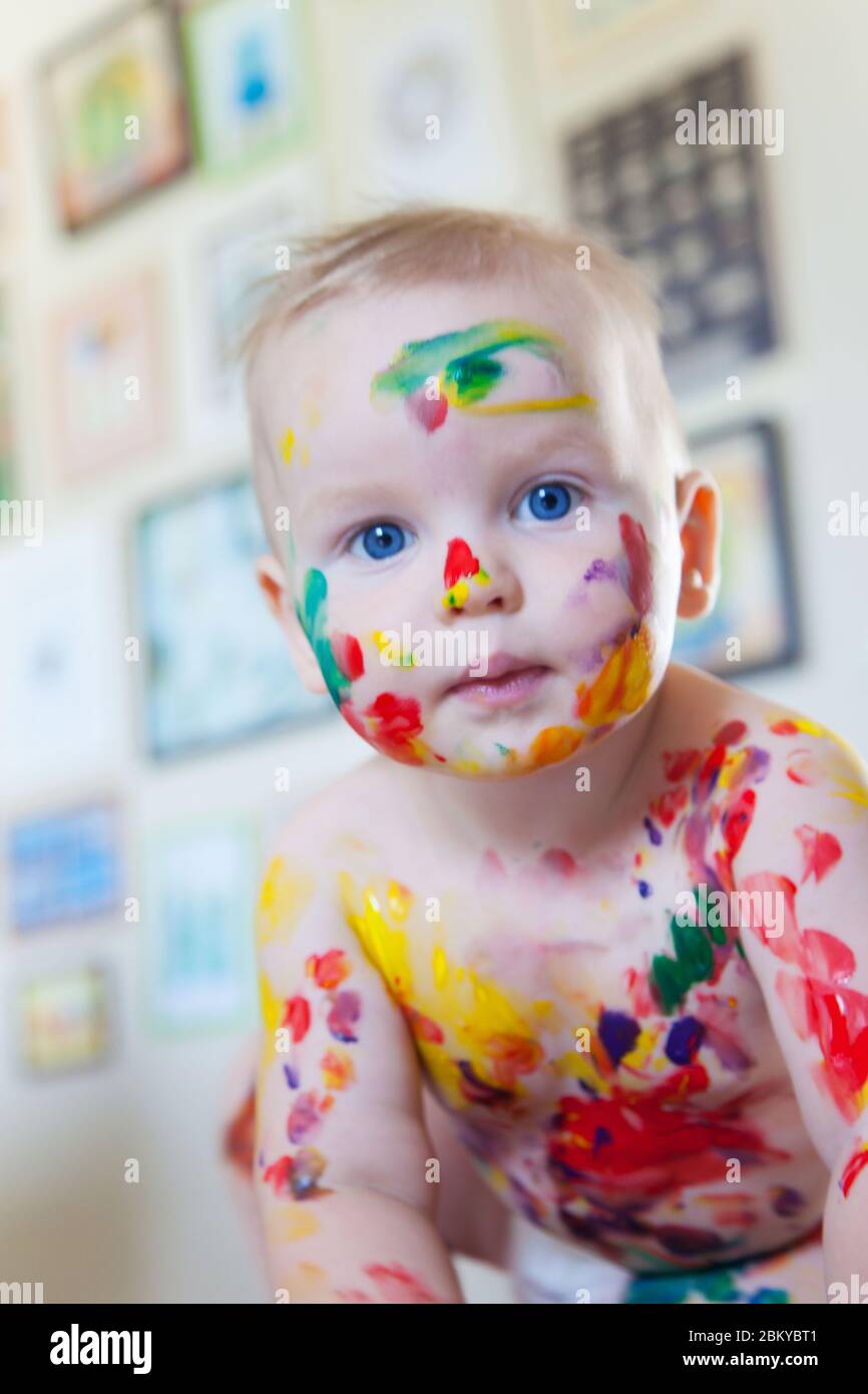 Bebe Enfant Tire Avec Des Peintures De Couleur Mains Pieds Et Doigts Sales Liste Blanche Photo Stock Alamy