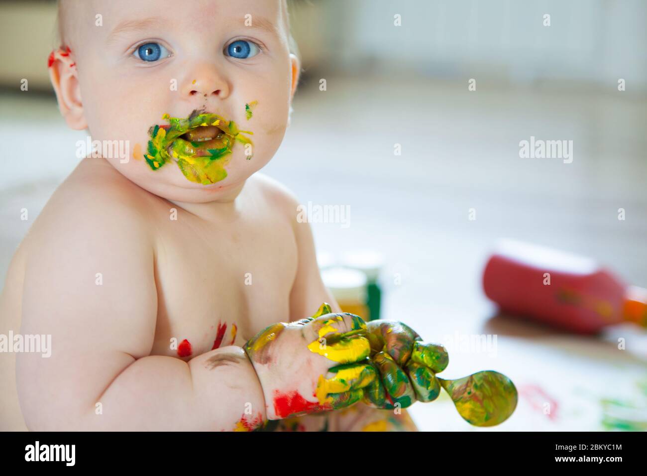 Bebe Enfant Tire Avec Des Peintures Colorees Mains Pieds Sales Liste Blanche Photo Stock Alamy