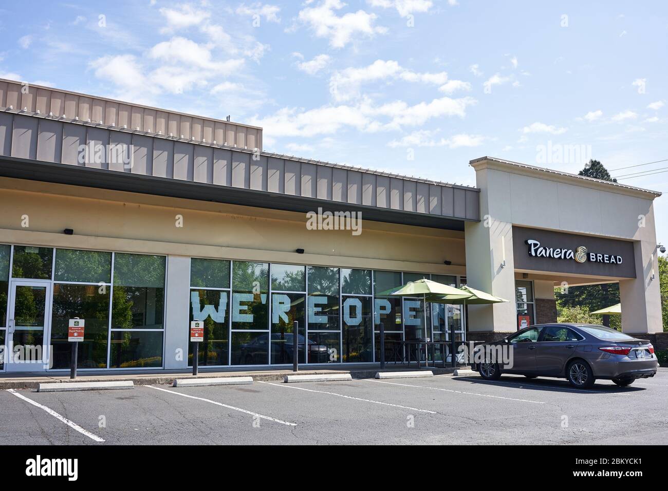 « NOUS SOMMES OUVERTS » - un grand panneau est visible dans un endroit de Panera Bread ouvert pour la livraison et la livraison. Panera Bread Company est une chaîne de cafés de boulangerie. Banque D'Images « NOUS SOMMES OUVERTS » - un grand panneau est visible dans un endroit de Panera Bread ouvert pour la livraison et la livraison. Panera Bread Company est une chaîne de cafés de boulangerie. Banque D'Images
