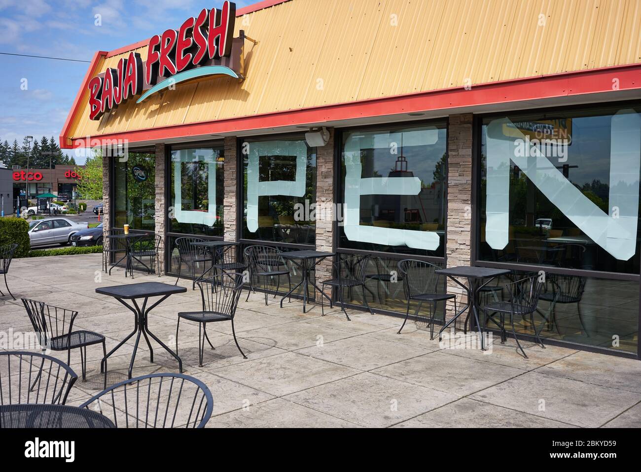 Un restaurant Baja Fresh est ouvert pour les commandes et la livraison. Baja Fresh est une chaîne de restaurants Tex Mex à l'ambiance décontractée et rapide appartenant à MTY Food Group. Banque D'Images Un restaurant Baja Fresh est ouvert pour les commandes et la livraison. Baja Fresh est une chaîne de restaurants Tex Mex à l'ambiance décontractée et rapide appartenant à MTY Food Group. Banque D'Images