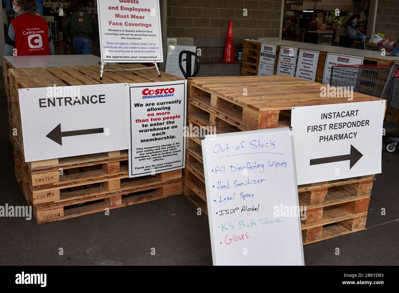 Les enseignes d'un magasin Costco à Tigard annoncent la nouvelle politique de couverture du visage en magasin et informent les acheteurs des articles en rupture de stock le mardi 5 mai 2020. Banque D'Images