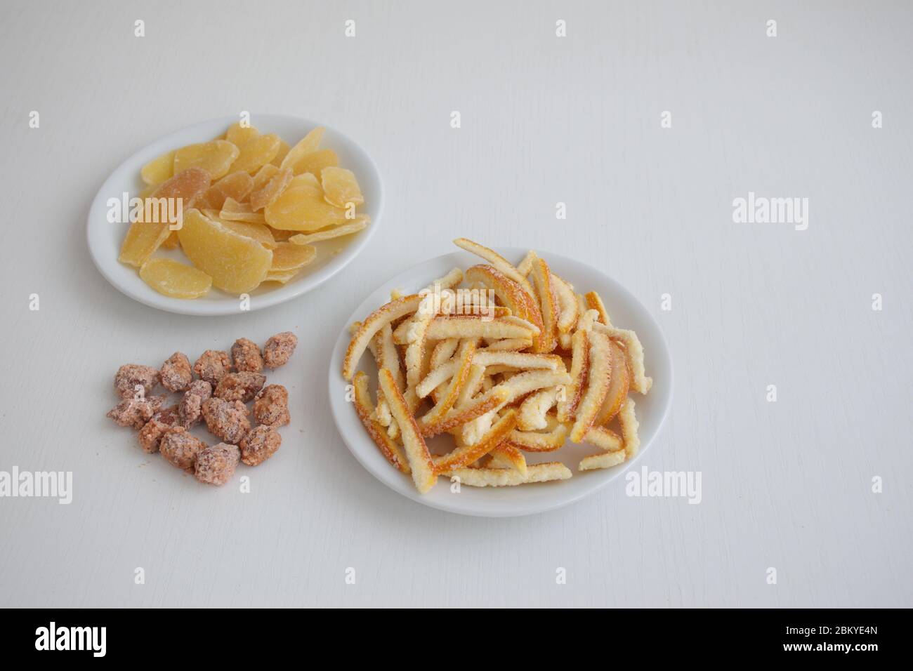 D'orange confites, d'amandes et le gingembre sur le fond blanc Banque D'Images