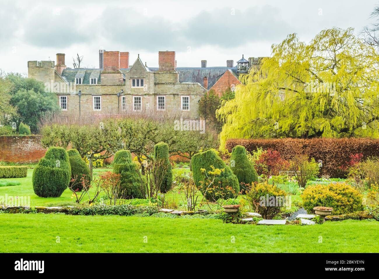 Herefordshire, Angleterre, 3 avril 2019 : vue sur le château de Croft à travers les jardins. Banque D'Images
