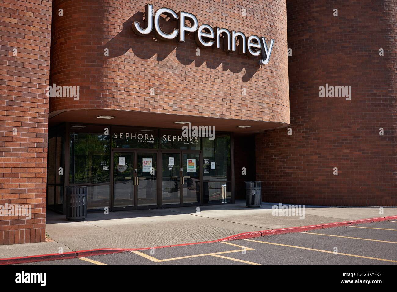 Le panneau SEPHORA est visible à l'entrée d'un magasin JCPenney fermé. JCPenney a déposé une ordonnance de retenue puisque Sephora voulait sortir des magasins. Banque D'Images