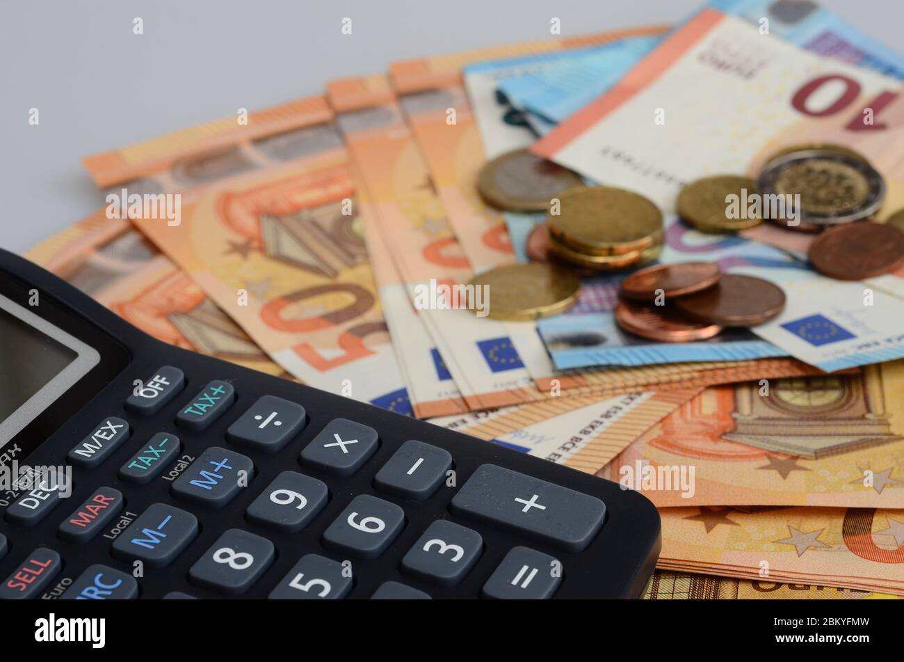 Calculatrice et billets de banque en euros, pour illustration de comptabilité et de trésorerie Banque D'Images
