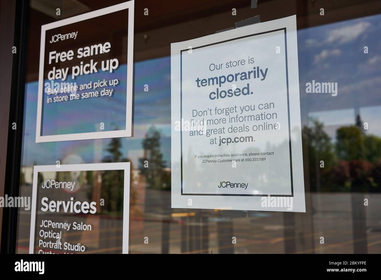 Un avis de fermeture temporaire est visible à l'entrée d'un magasin JCPenney fermé à Tigard, dans la banlieue du métro de Portland, en Oregon. Banque D'Images