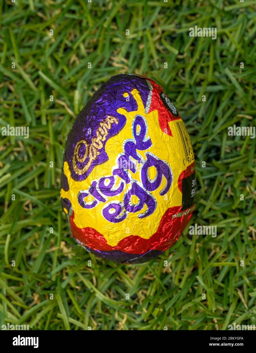 Cadbury Creme Egg, présenté pour la première fois par Cadbury's en 1963 et populaire à Pâques dans le monde entier. Banque D'Images