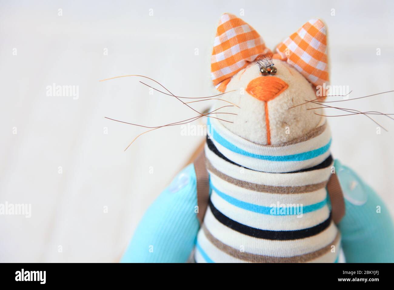 Jouet Fait Main Poupee De Textiles Tissus Et Fils Cat Cousu A La Main Devoirs Photo Stock Alamy