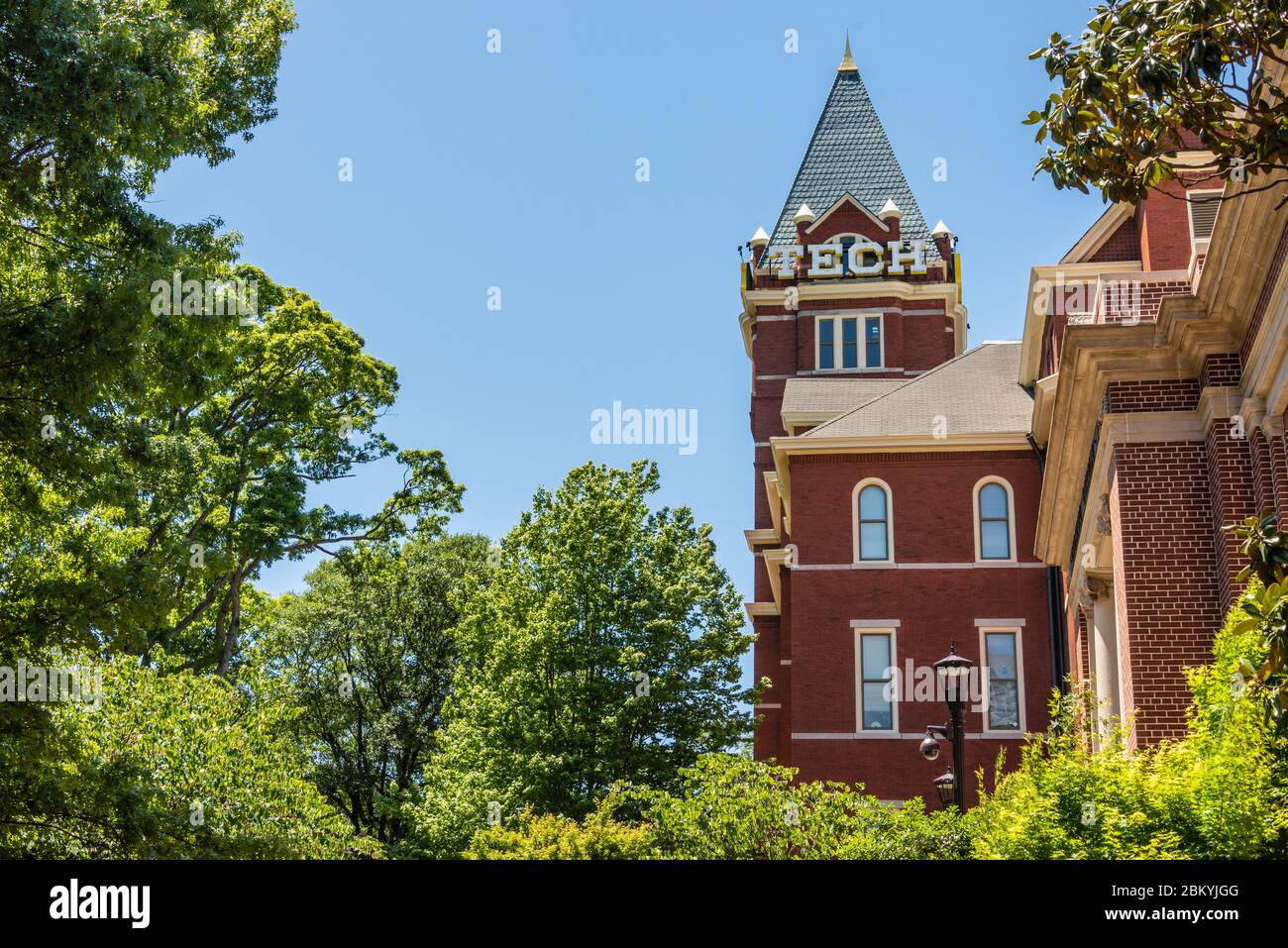 L'emblématique Georgia Tech College of Sciences et ingénierie du bâtiment au milieu d'épanouissement, le cornouiller à Atlanta, Géorgie, USA. Banque D'Images