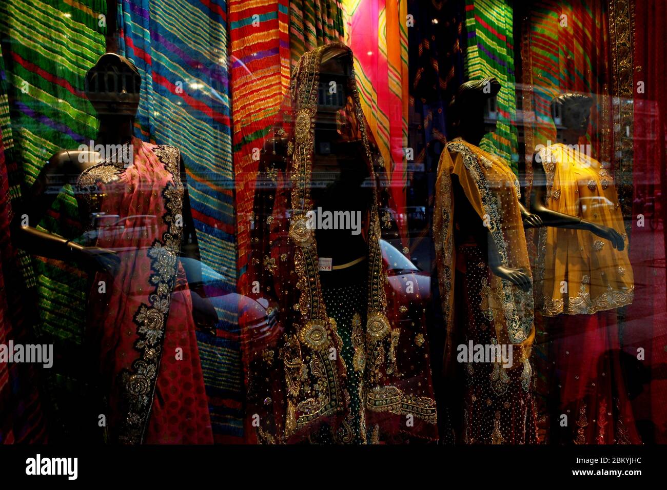 Vue à travers le verre d'un magasin de mode de femmes de bord de route à Jaipur, Rajasthan, Inde. Banque D'Images