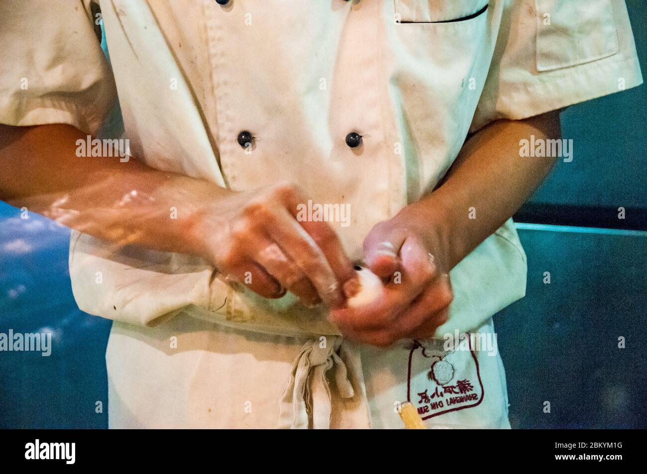 Un chef making xiaolongbao (boulettes soupe) dans un petit restaurant à Shanghai. Banque D'Images