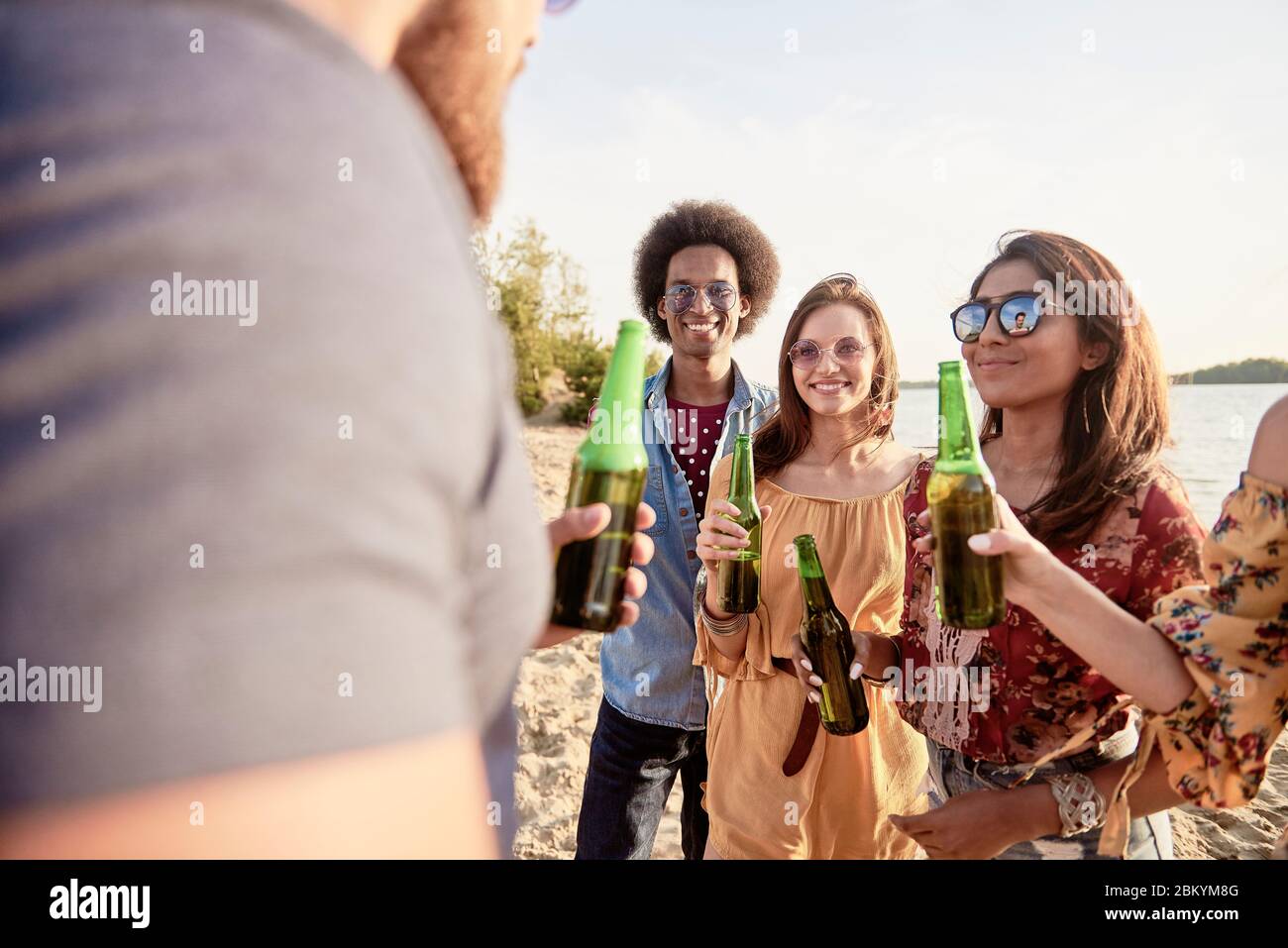 Les gens qui boivent de la bière Banque de photographies et d’images à ...