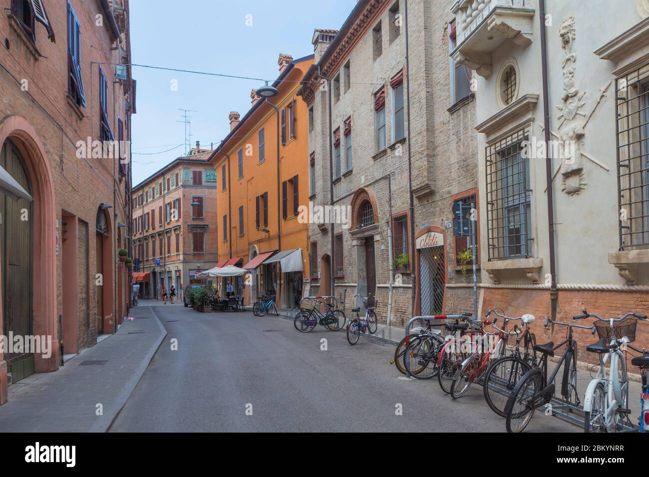 Rue dans la vieille ville, Ferrara, Emilie-Romagne, Italie Banque D'Images