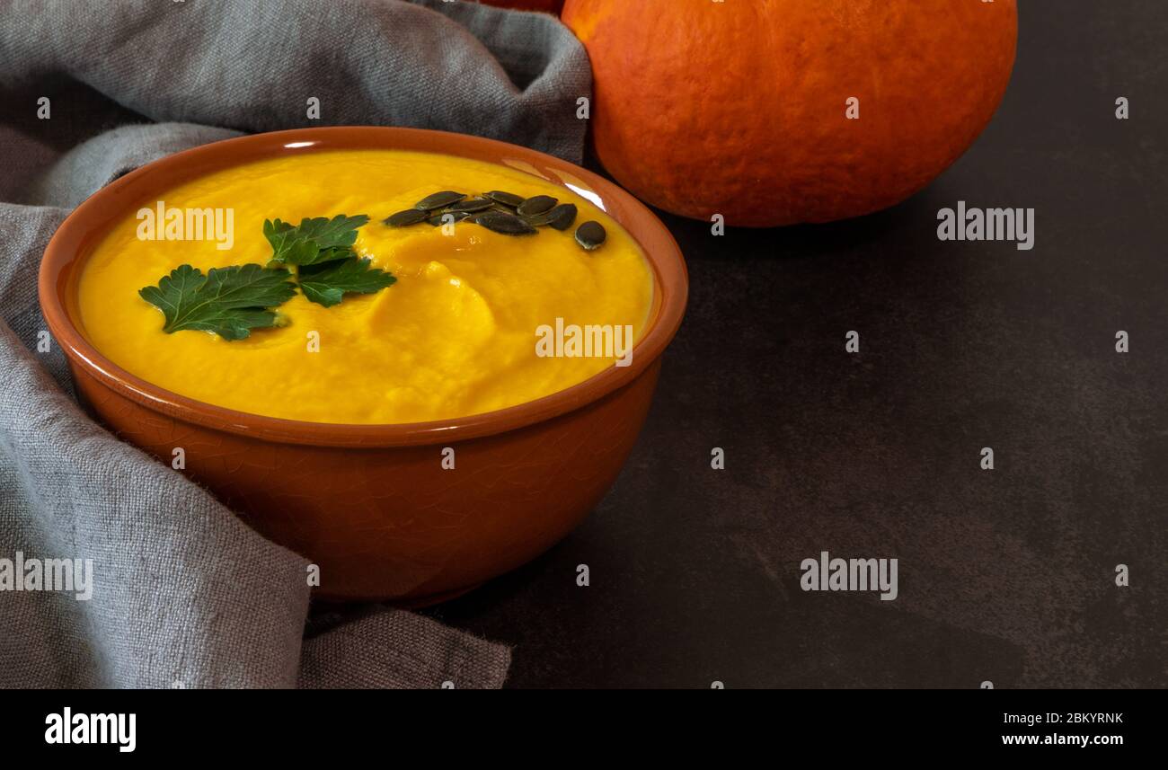 Soupe de crème de potiron fraîche dans un bol en céramique Banque D'Images
