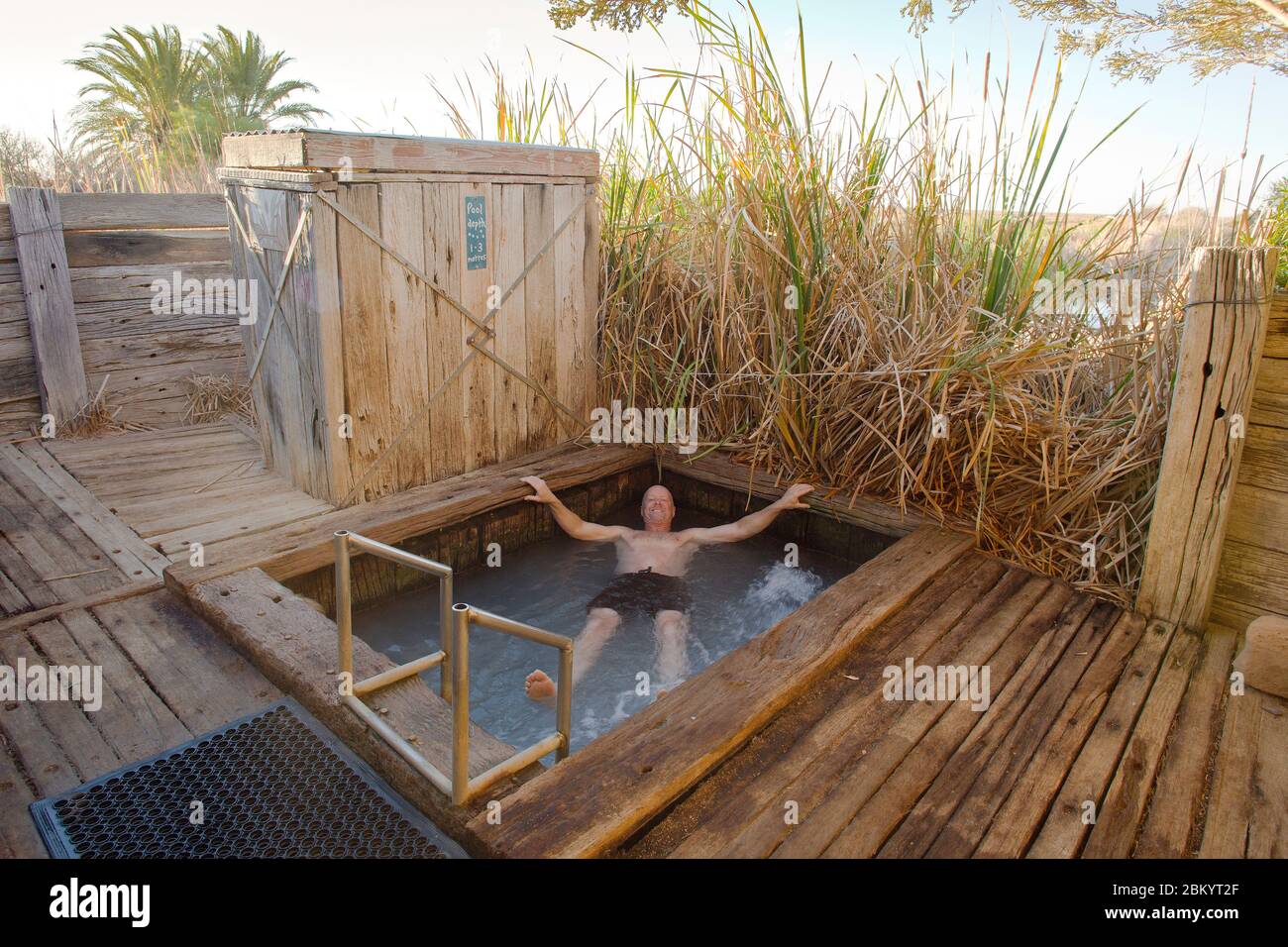 Les voyageurs se baignant sur le circuit d'Oodnadatta dans la piscine thermale de Coward Springs, Australie méridionale, Australie Banque D'Images