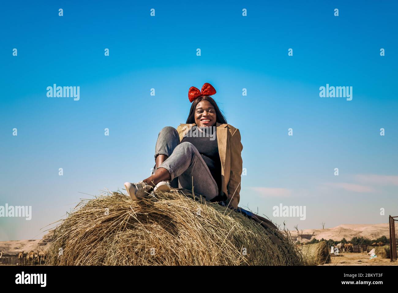 Un modèle africain posant dans le désert, Banque D'Images