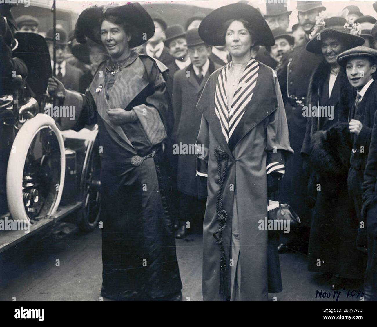 CHRISTABEL PANKHURST à droite avec sa mère Emmeline. La photo des chefs de file de la suffragette est datée du 17 novembre 1911. Banque D'Images