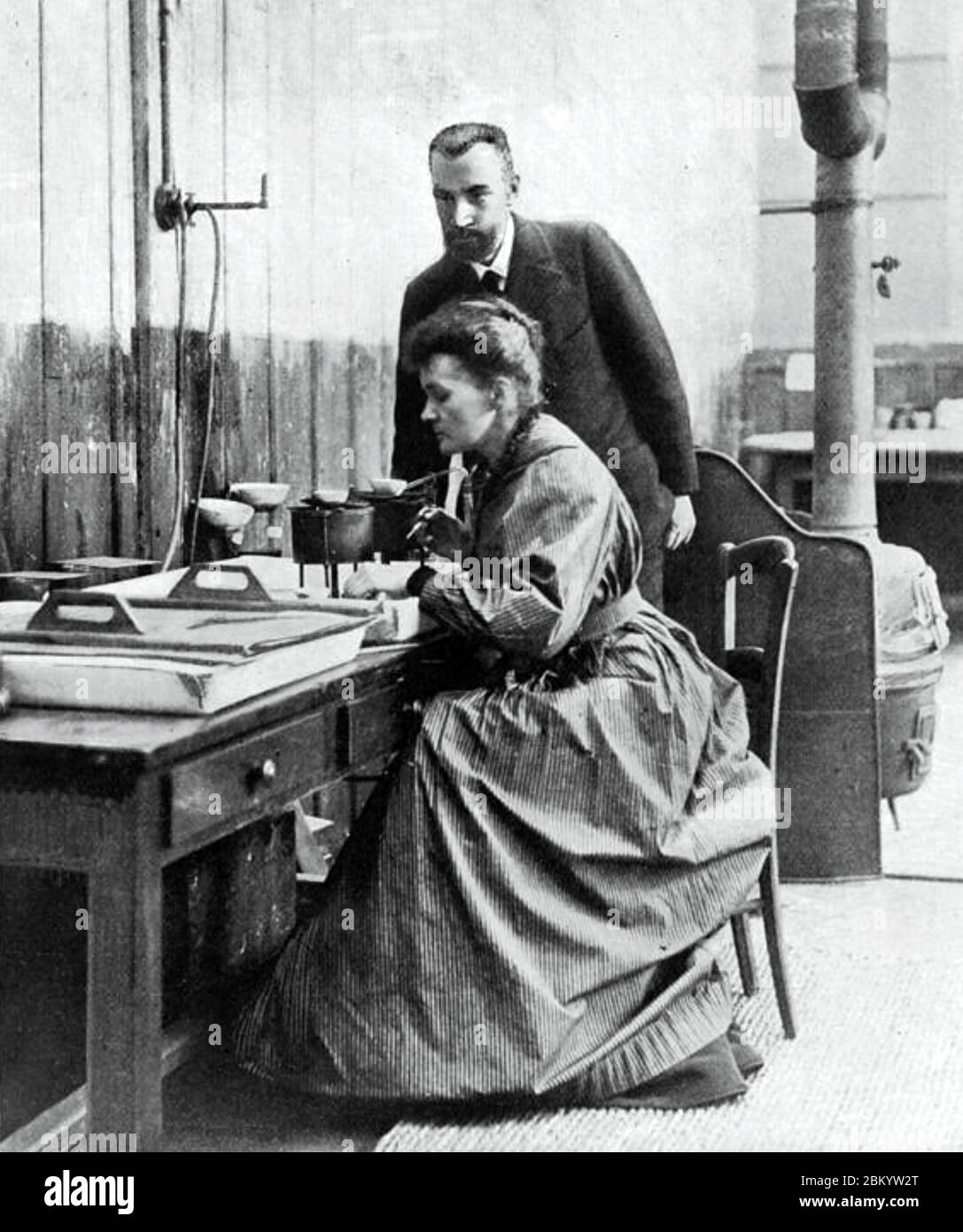 MARIE ET PIERRE CURIE travaillent dans leur laboratoire de Paris vers 1905 Banque D'Images