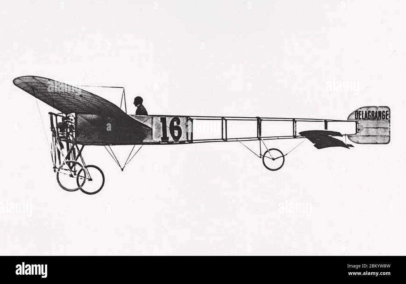 LOUIS BLÉRIOT (1872-1936) pilote son aviateur et ingénieur de type XI, dans lequel il traverse la Manche en 1909. Banque D'Images