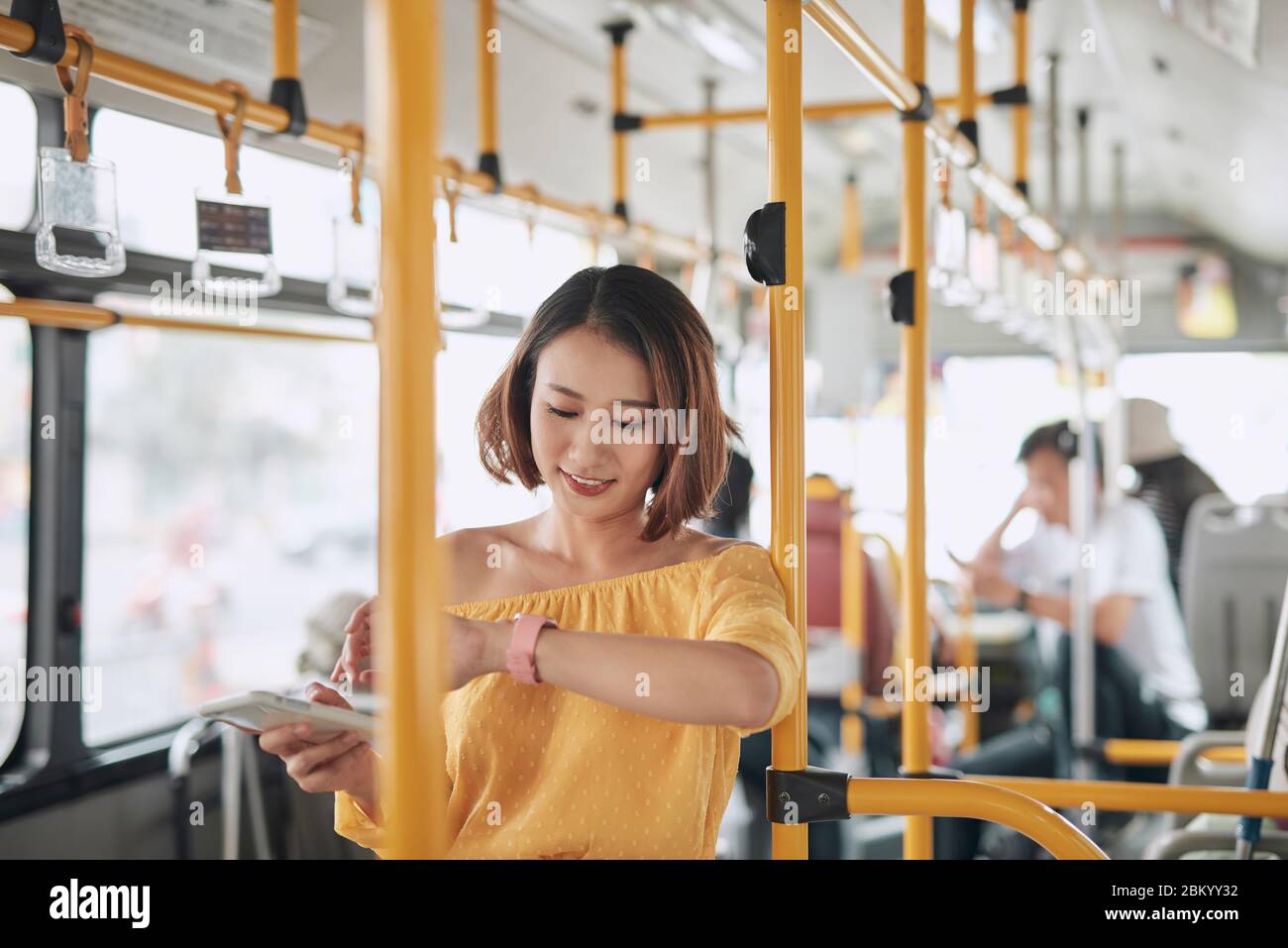 Femme debout dans bus Banque de photographies et d’images à haute