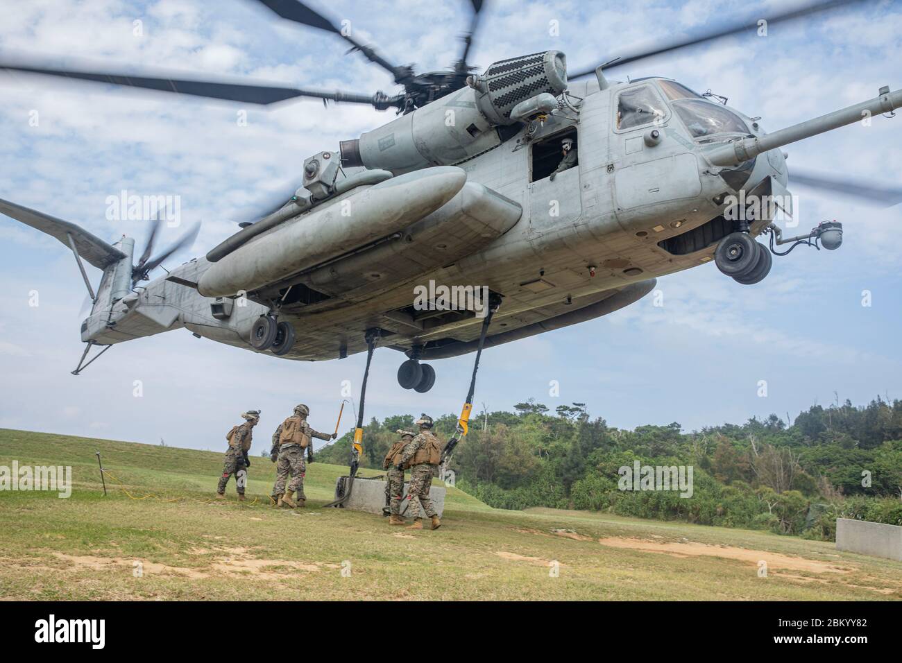 Marines des États-Unis avec combat Logistics Battalion 4, 3e Marine Logistics Group, crochet de la cargaison simulée à un CH-53E Super Stallion à Landing zone Swan, Okinawa, Japon, le 1er mai 2020. La CLB-4 dirige les opérations de l'équipe de soutien aux hélicoptères pour former des spécialistes et des pilotes de soutien à l'atterrissage afin de transférer de l'équipement lourd et des fournitures avec un Super Stallion CH-53E. (ÉTATS-UNIS Photo du corps marin par PFC. Courtney A. Robertson) Banque D'Images