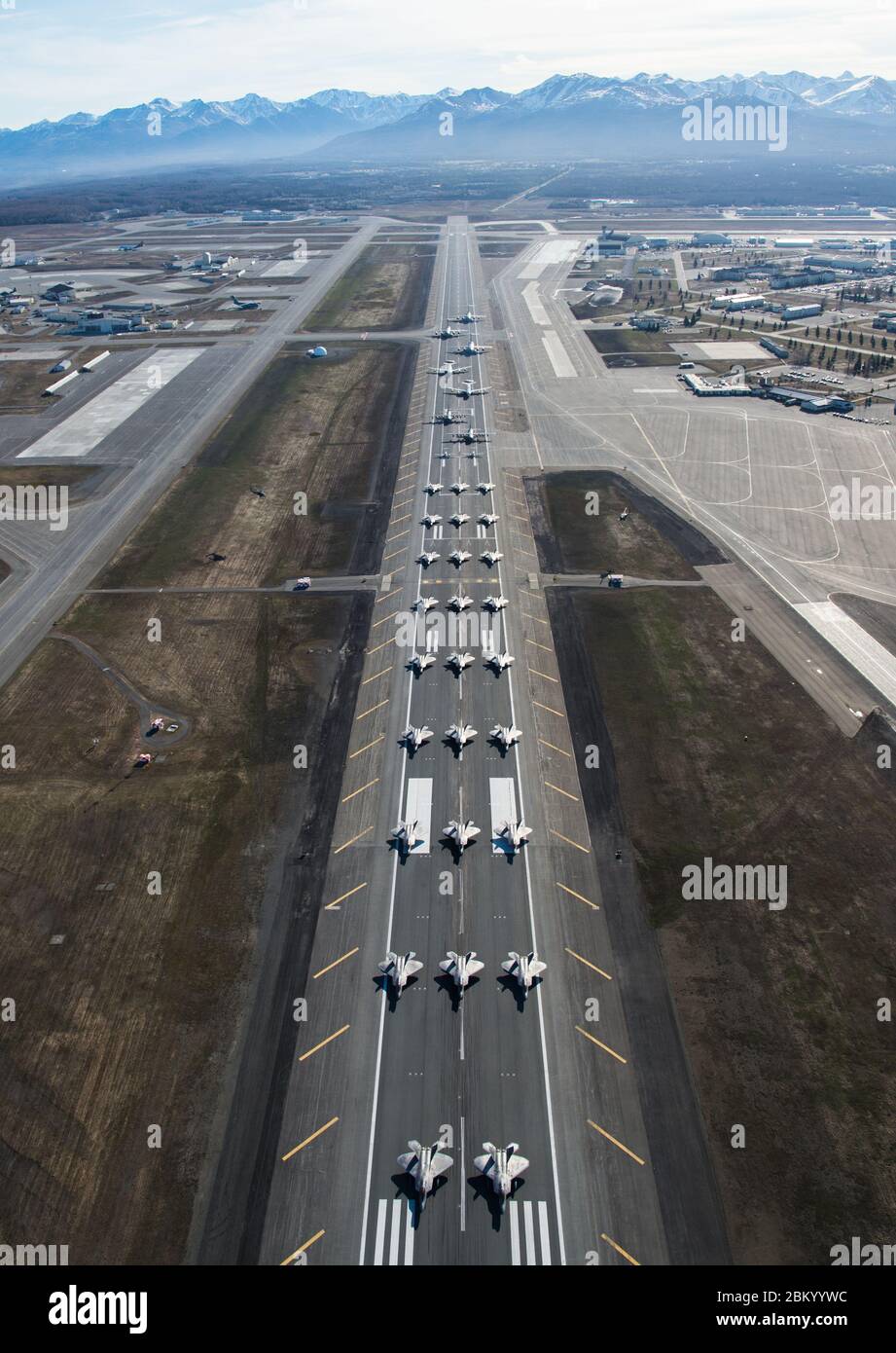 Les aéronefs de la US Air Force affectés à la 3e Escadre, à la 176e Escadre et au 477e groupe de chasseurs participent à un taxi de formation rapprochée, connu sous le nom de Elephant Walk, à la base interarmées Elmendorf-Richardson, Alaska, le 5 mai 2020. La grande démonstration de force a démontré les capacités de mobilité rapide des ailes et leur capacité de réaction durant la COVID-19 et a également souligné la capacité de produire de la puissance aérienne de combat à un moment donné pour assurer la stabilité régionale dans toute la région du Commandement de la défense aérospatiale de l’Amérique du Nord et dans l’Indo-Pacifique. (ÉTATS-UNIS Photo de la Force aérienne par le sergent d'état-major. Plage de Curt) Banque D'Images