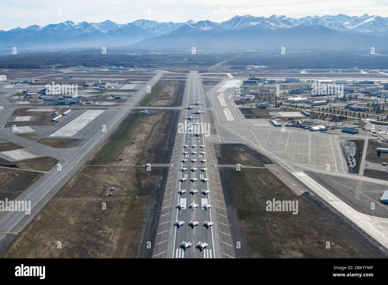 Les aéronefs de la US Air Force affectés à la 3e Escadre, à la 176e Escadre et au 477e groupe de chasseurs participent à un taxi de formation rapprochée, connu sous le nom de Elephant Walk, à la base interarmées Elmendorf-Richardson, Alaska, le 5 mai 2020. La grande démonstration de force a démontré les capacités de mobilité rapide des ailes et leur capacité de réaction durant la COVID-19 et a également souligné la capacité de produire de la puissance aérienne de combat à un moment donné pour assurer la stabilité régionale dans toute la région du Commandement de la défense aérospatiale de l’Amérique du Nord et dans l’Indo-Pacifique. (ÉTATS-UNIS Photo de la Force aérienne par le sergent d'état-major. Plage de Curt) Banque D'Images