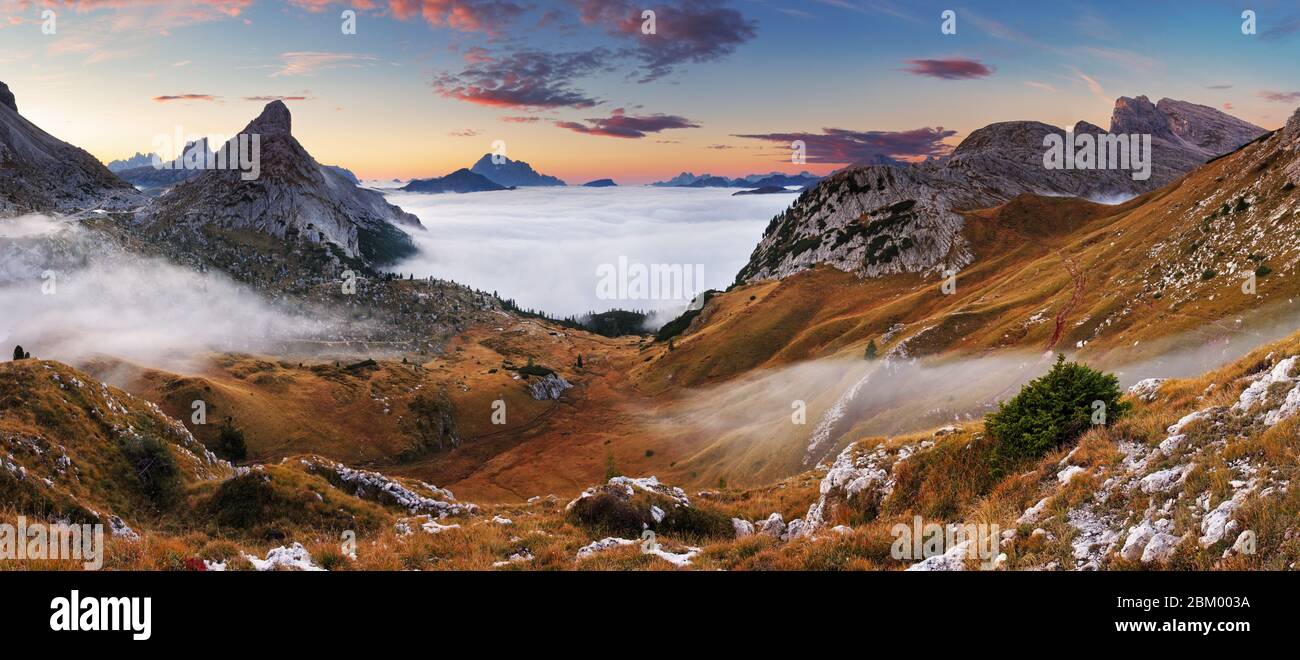 Beau paysage d'été dans les montagnes. Sunrise - Italie Dolomites Banque D'Images