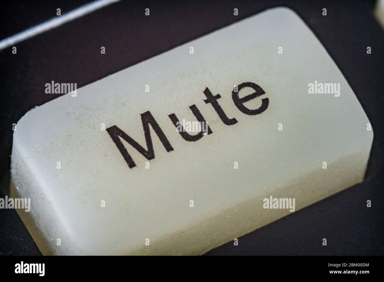 https://c8.alamy.com/compfr/2bm00dm/macro-extreme-prise-d-une-touche-blanche-de-sourdine-sur-une-telecommande-de-televiseur-2bm00dm.jpg