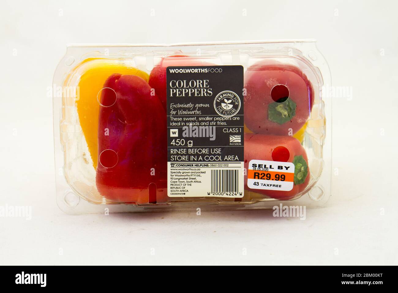Alberton, Afrique du Sud - un contenant de poivrons de minerai de Woolworths Food isolé sur un fond clair Banque D'Images