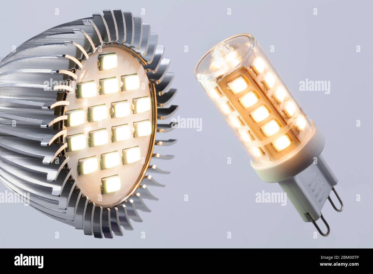 Lampe LED G9 à économie d'énergie et projecteur LED lumineux Photo Stock -  Alamy
