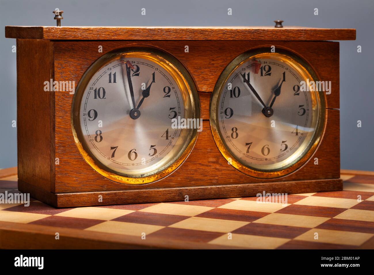 Ancienne horloge d'échecs en bois vintage et un échiquier Photo Stock -  Alamy