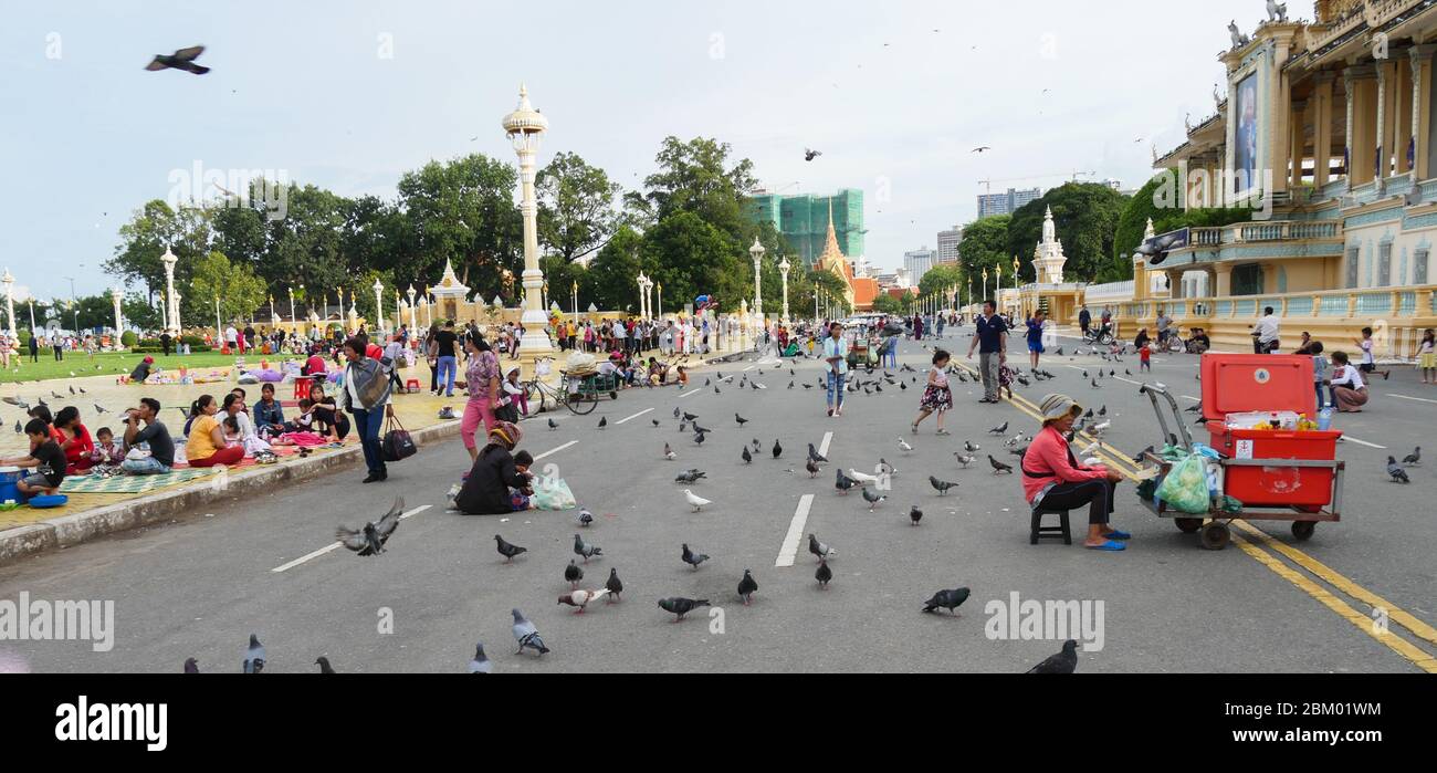 Scène festive sur une promenade populaire à Phnom Penh (Cambodge) Banque D'Images