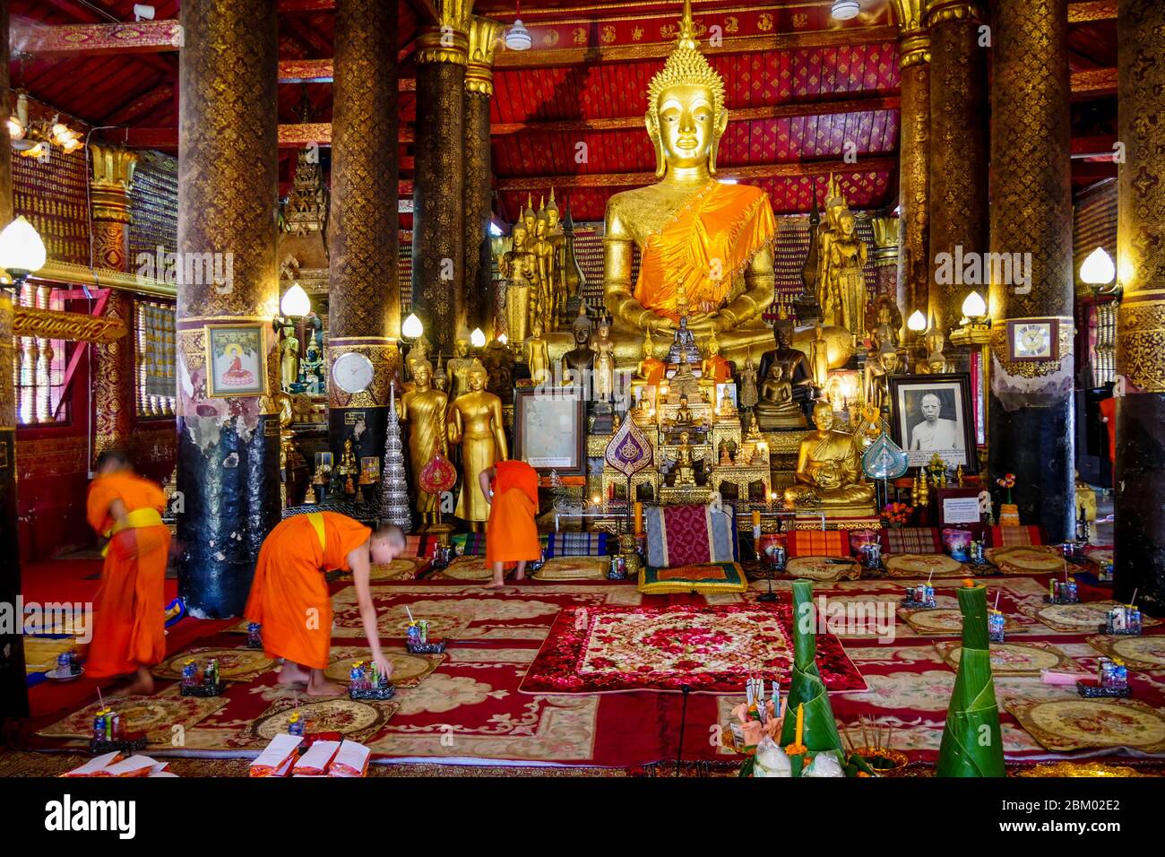 Les moines bouddhistes préparent un rituel à l'intérieur d'un temple à Luang Prabang (Laos) Banque D'Images