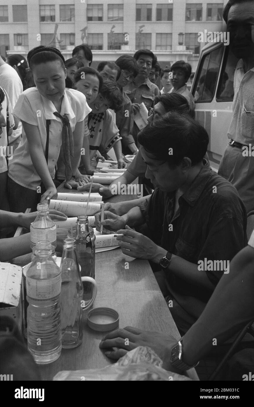 En 1993, l'écrivain Jia Pingwa signe et vend le livre sur la place de la tour Bell à Xi'an après la publication de son livre abandonné City Banque D'Images