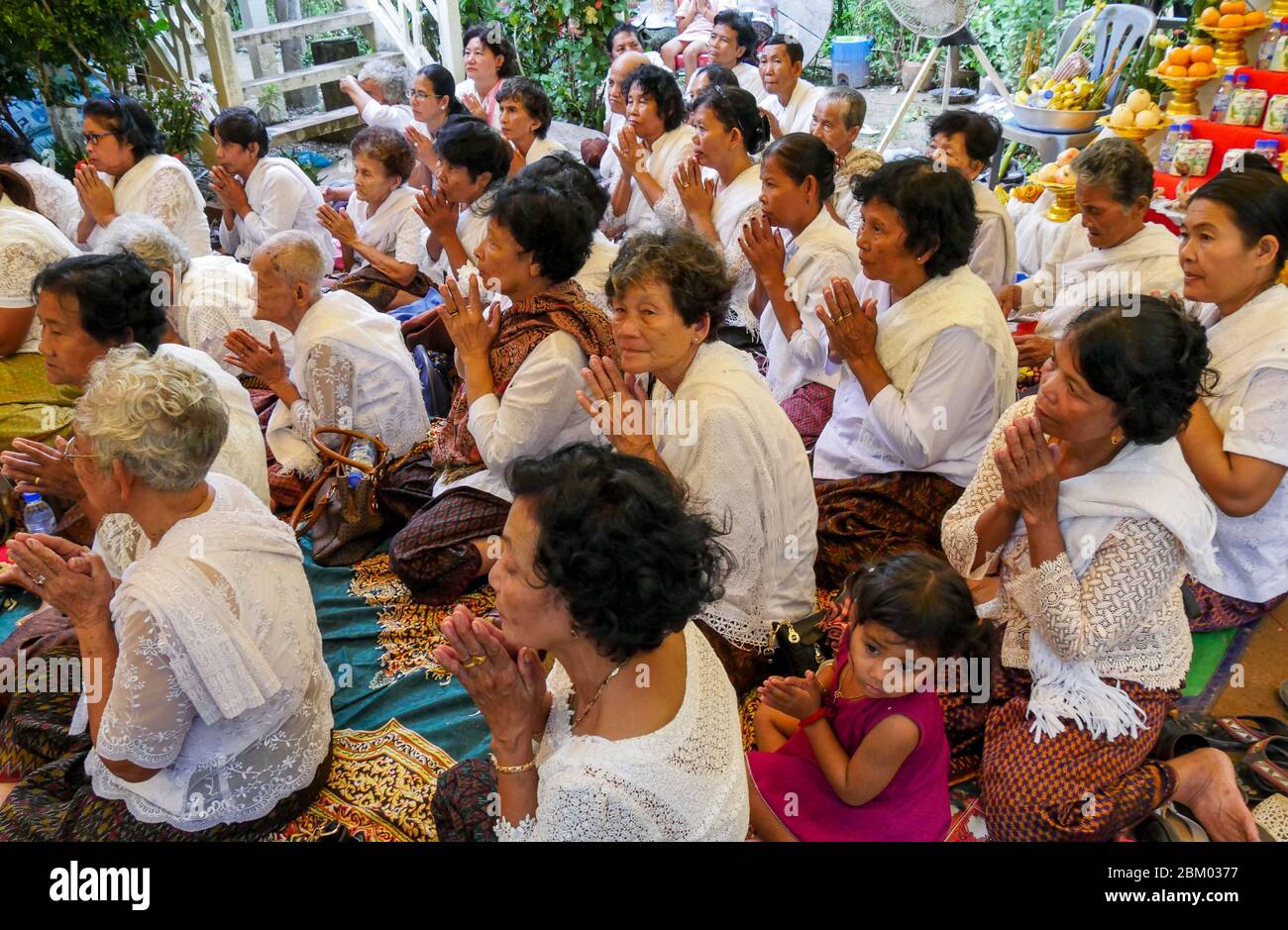 Un groupe de fidèles bouddhistes prient lors d'une fête à Kompung Cham (Cambodge) Banque D'Images