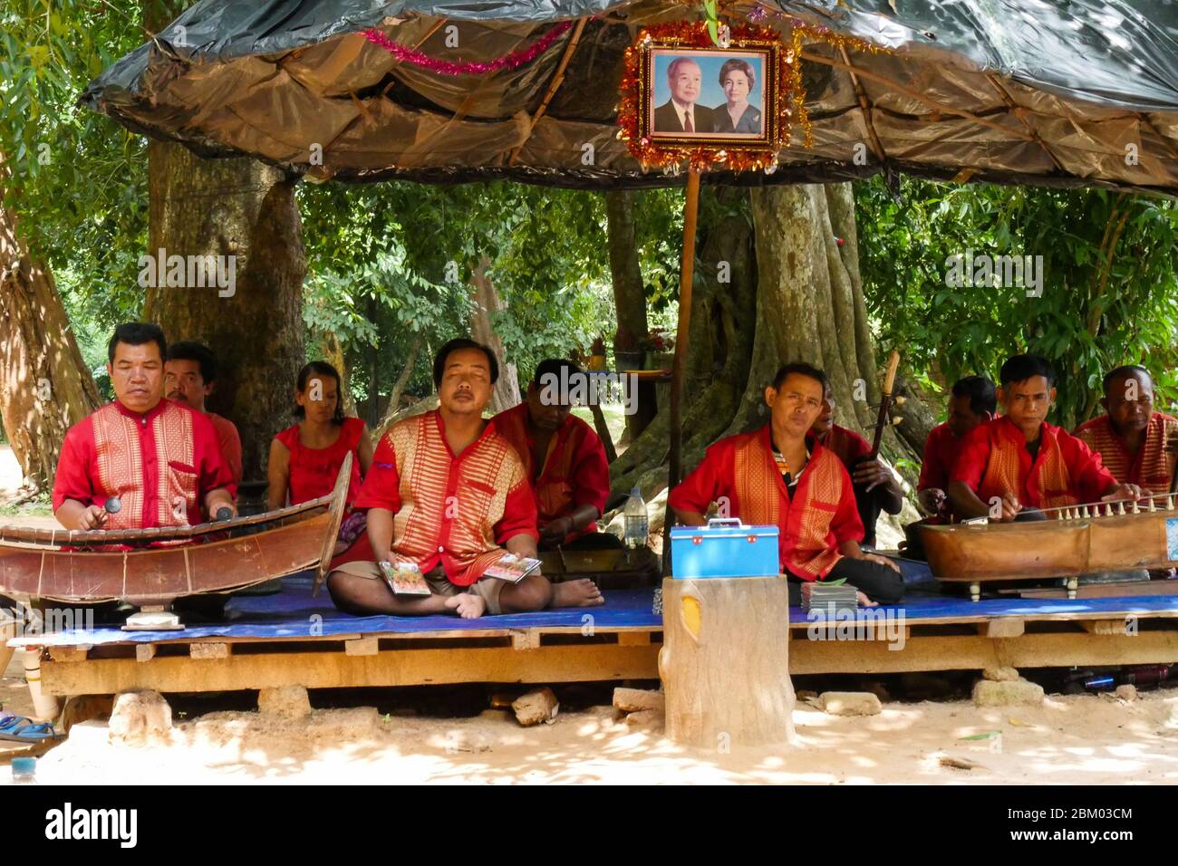 Un groupe musical composé de victimes de la mine anti-personnel (vous pouvez voir une photo des rois du cambodge) temples d'Angkor- Cambodge Banque D'Images