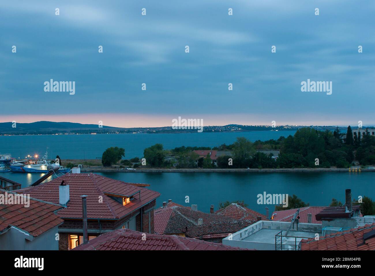 Soirée d'été avec vue sur le vieux port de la ville antique de Sozopol, Bulgarie Banque D'Images