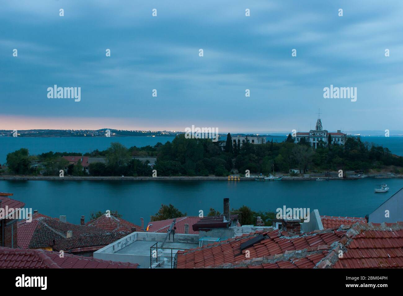 Soirée d'été avec vue sur le vieux port de la ville antique de Sozopol, Bulgarie Banque D'Images