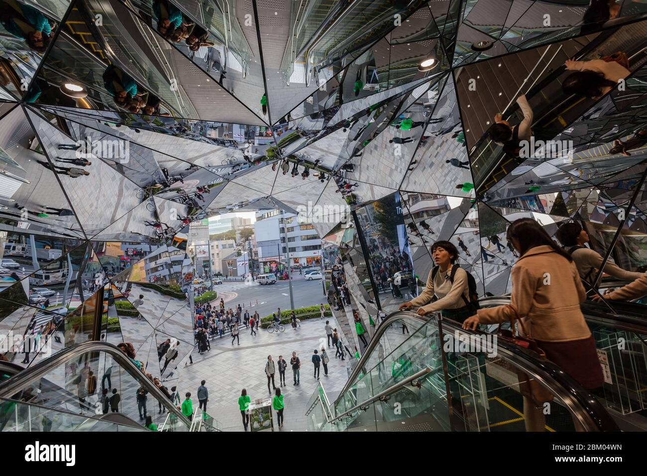 Le hall d'entrée en miroir de l'édifice Tokyu Plaza à Omotesando, Tokyo, Japon. Banque D'Images