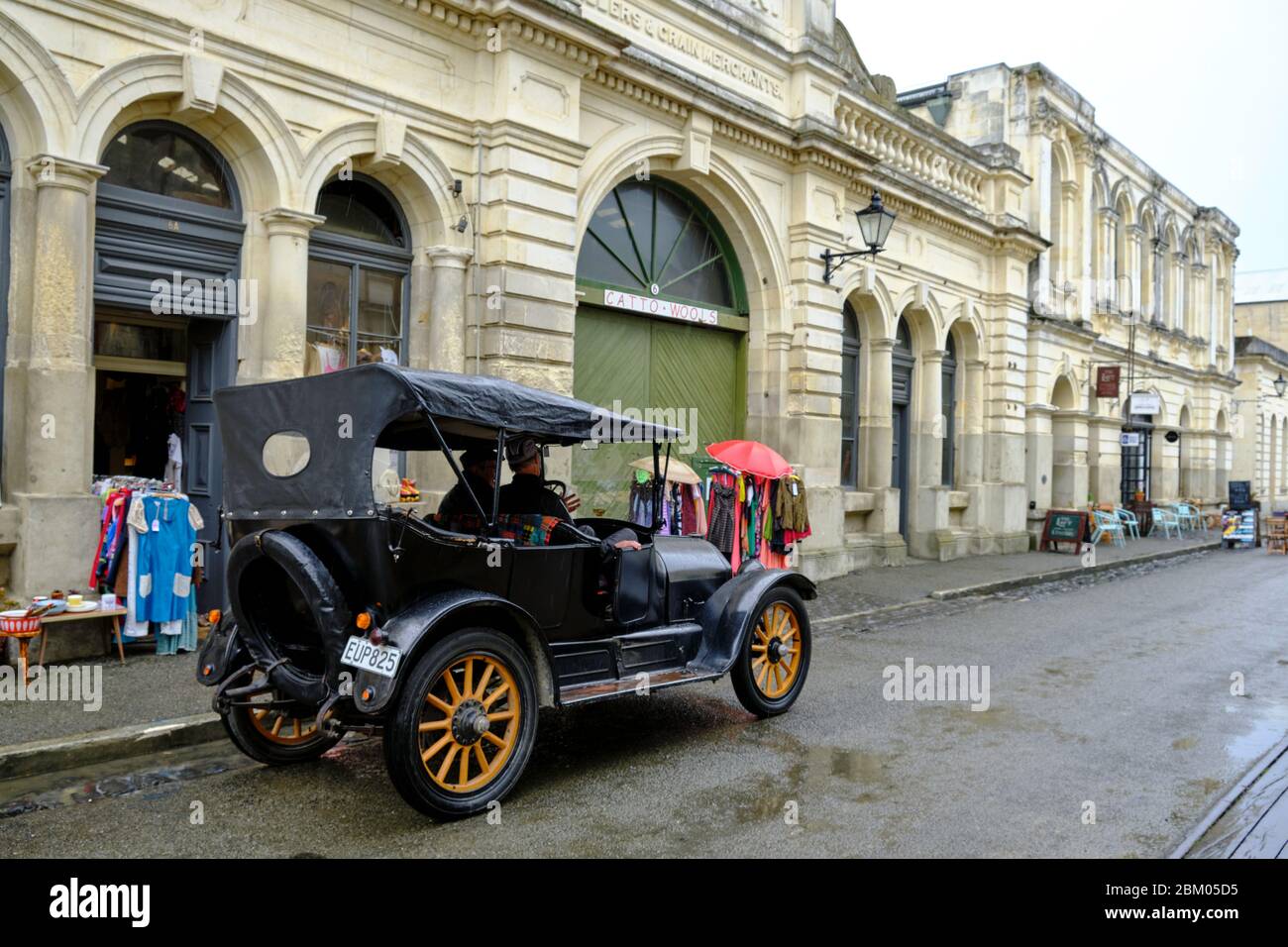 Voiture d'époque garée à côté d'un bâtiment classique sur Oamaru Harbour Street, considérée comme la capitale mondiale des steampunk. Banque D'Images