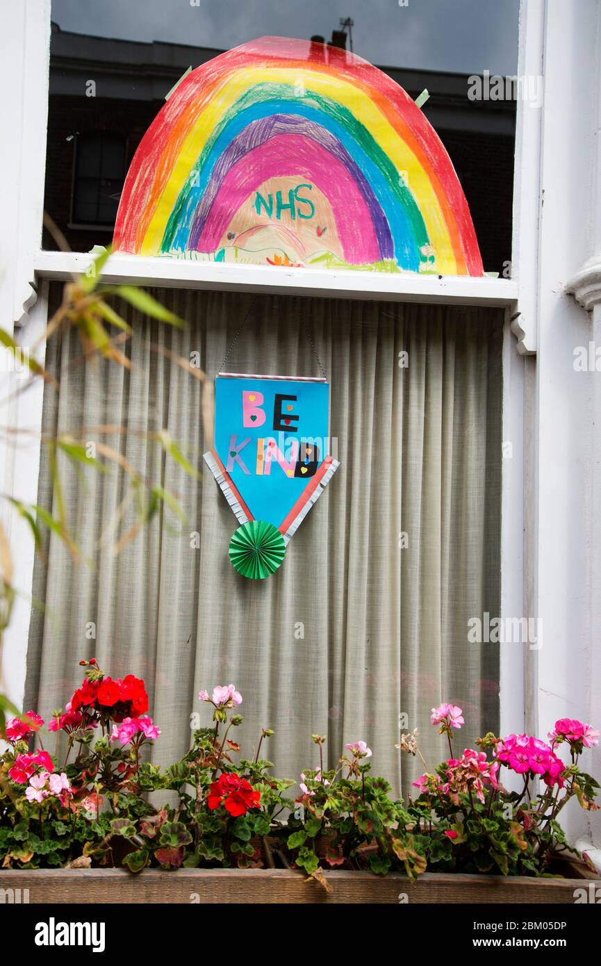 Londres avril 2020 la pandémie Covid-19. Hackney. Rainbow à la fenêtre, dessiné par un enfant, en soutien du personnel de première ligne, y compris les travailleurs du NHS. Banque D'Images