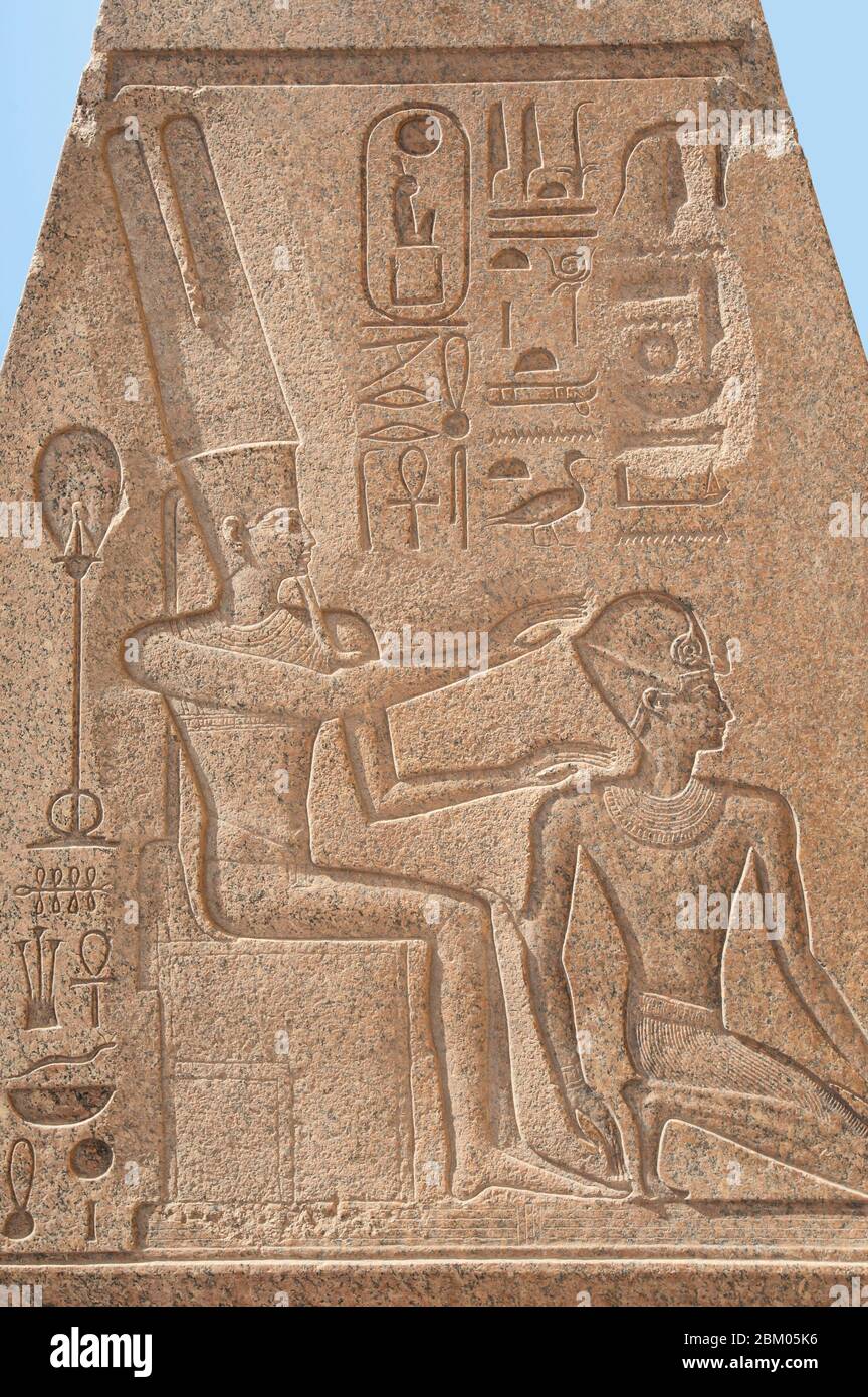 Gros plan sur les sculptures hiéroglypiques sur l'obélisque au temple égyptien de Karnak à Louxor Banque D'Images