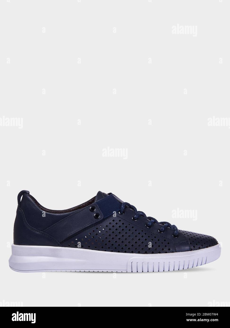 Sneakers en cuir d'été bleu pour homme avec perforations et semelle blanche. Chaussures de sport pour Homme. Style sport. Isolé sur un fond blanc. Banque D'Images