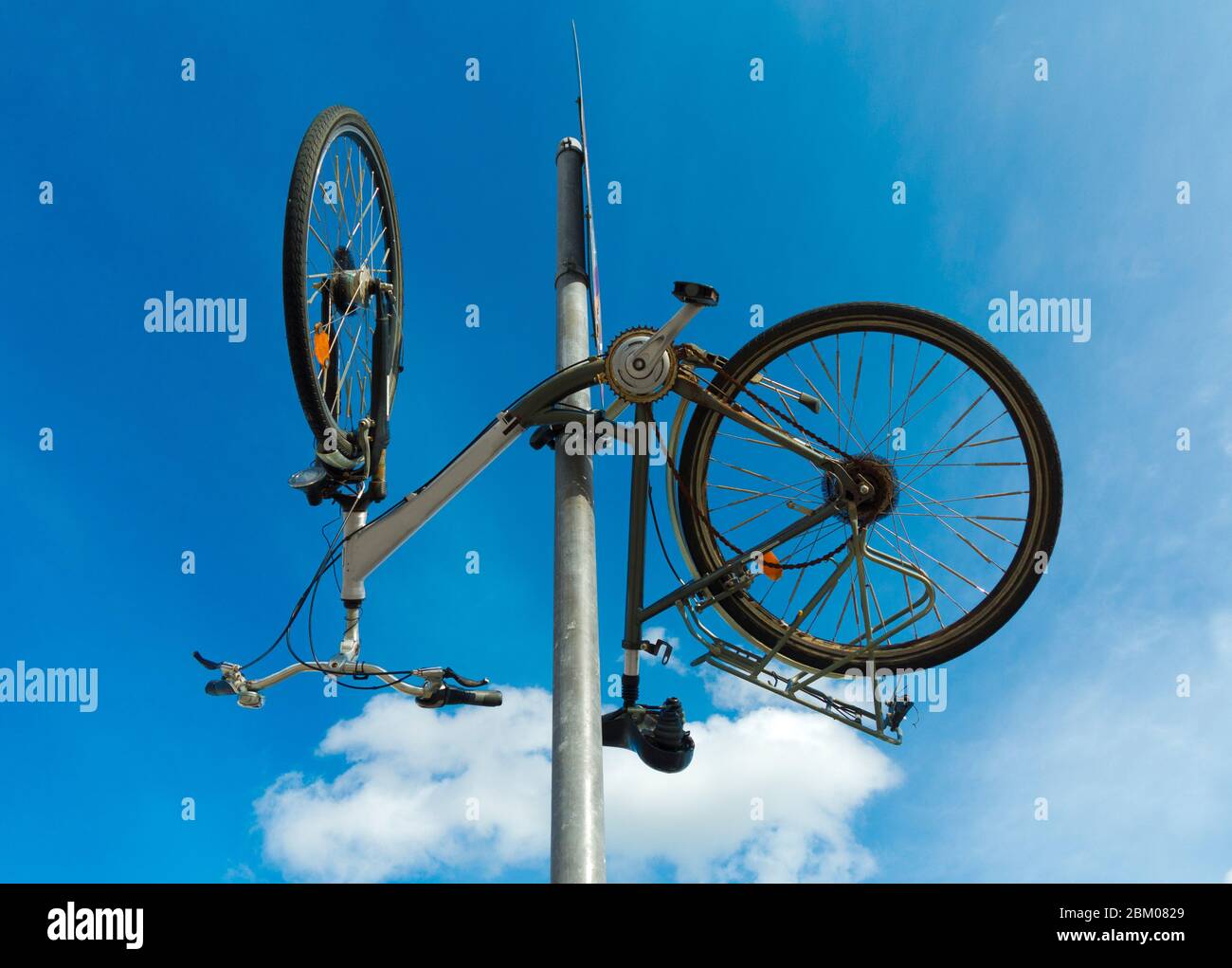 Velo Drole Suspendu A L Envers D Un Panneau De Signalisation Photo Stock Alamy Velo Drole Suspendu A L Envers D Un Panneau De Signalisation Photo Stock Alamy